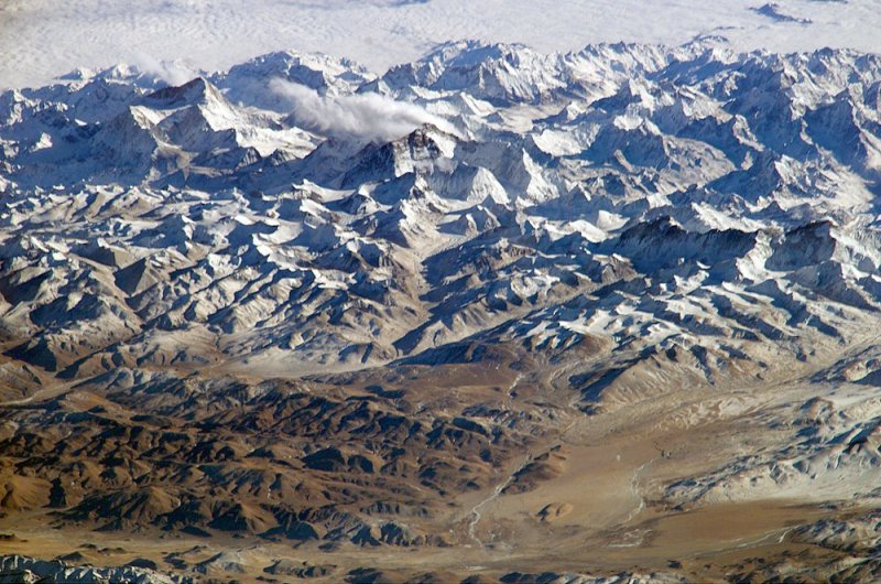 File:Everest - Long lens photo from the ISS.jpg
